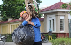 Người mẹ nghèo 7 năm nhặt ve chai chăm con trai liệt giường 