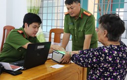 Chiến sỹ công an tới tận nhà làm thẻ căn cước cho người dân