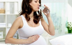 Uống nhiều nước không ‘chữa’ được thiểu ối
