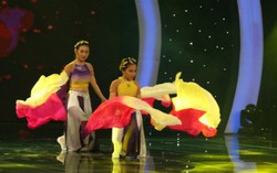 Bé Minh Châu múa cổ trang trên nền nhạc Sơn Tùng, Hoàng Thùy Linh