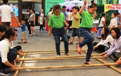 Ngày hội mua sắm, vui chơi của các em nhỏ thiệt thòi