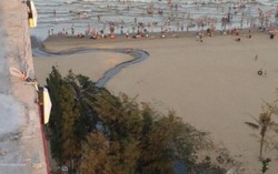 Lấp rãnh nước đen đổ ra biển Sầm Sơn