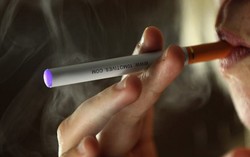 Thiếu nữ suy hô hấp cấp vì hút thuốc lá điện tử suốt 3 tuần