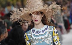 Mũ khủng lồ, mặt nạ siêu dị “thổi bùng” Tuần lễ thời trang Paris