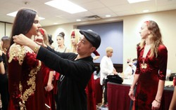 Áo dài dát vàng Việt nói không với người mẫu siêu gầy