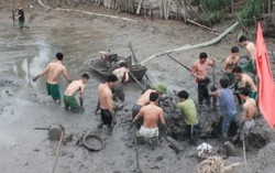 Dọn ao thấy 4 quả bom nặng hàng tạ