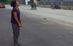 Bé trai ngã từ lan can tầng 17 tử vong