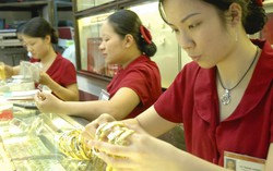 Giảm 100.000 đồng/lượng, giá vàng trong nước vẫn đứng ở mức khá cao