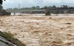 Yên Bái: Cầu Thia bị sập, phóng viên TTXVN nghi bị lũ cuốn trôi