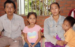 Người vợ trẻ oằn vai chăm chồng tai biến, nuôi 2 con thơ dại