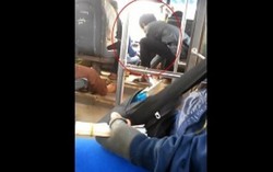 Tài xế vừa lái xe bus vừa đánh bài