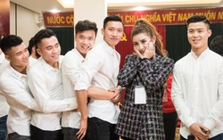 Á hậu Huyền My xinh đẹp rạng ngời bên các tuyển thủ U23