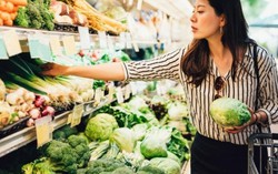 Chị em hoa mắt vì giá thực phẩm ‘nóng’ hơn cả nắng hè 