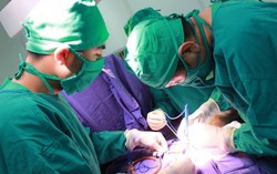 Bé gái 18 ngày tuổi nguy kịch vì ứ mủ thận