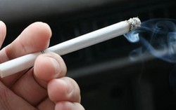 Vợ mang bầu đòi chồng bỏ thuốc lá thì nhận được câu nói tức phát khóc
