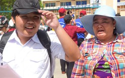 Con thi xong hớn hở, mẹ rơm rớm nước mắt
