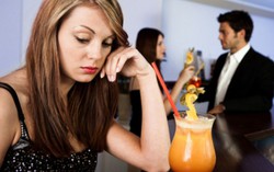 Chồng ép vợ coi kẻ "thứ ba" như em gái