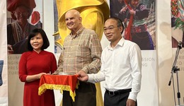 Bác sĩ Mỹ tặng gần 500 hiện vật văn hóa cho Bảo tàng Phụ nữ Việt Nam