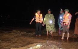Huy động hàng trăm người xử lý sự cố nước tràn đê cứu dân ở Hà Tĩnh