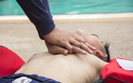 Cứu sống bé trai bị đuối nước tại hồ bơi khu dân cư 