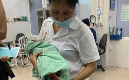 Hà Nội: Phát hiện bé sơ sinh bị bỏ rơi kiến bu đầy dưới hố ga trong nắng nóng 40 độ C