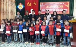 Trao quà Tết cho 600 thầy cô và học sinh các huyện miền núi Nghệ An