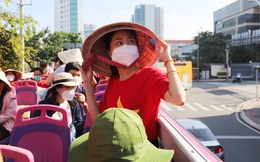 Cán bộ hội phụ nữ TPHCM hào hứng tham gia tour "Thành phố thân yêu"