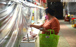 Mua hàng qua vách ngăn ở chợ Bến Thành