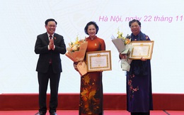 Hai nguyên lãnh đạo nữ của Quốc hội vinh dự nhận Huy hiệu 40 năm tuổi Đảng