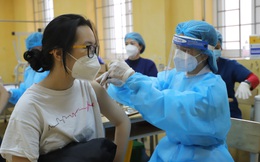 Hà Nội: Phụ huynh lớp 12 phấn khởi vì con được tiêm vaccine Covid-19