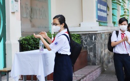 Học sinh TPHCM ngày đầu trở lại trường học sau thời gian dài học online