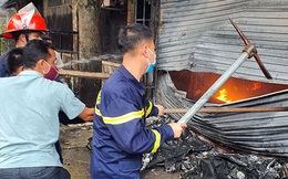 Giải cứu 2 người bị mắc kẹt trong ngôi nhà đang bốc cháy tại TP Vinh