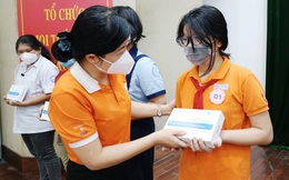 Tặng 250 máy tính bảng cho học sinh mồ côi tại TPHCM 