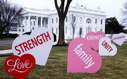 Đệ nhất phu nhân Jill Biden trang trí bãi cỏ Nhà Trắng bằng những trái tim mừng Lễ Tình nhân