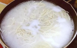 Nấu mì kỵ nhất cho vào nồi nước sôi, làm theo bước này, mì dai ngon không nát