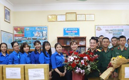 Đoàn thanh niên Cơ quan TƯ Hội LHPN Việt Nam tặng gần 500 cuốn sách cho Tiểu đoàn Bình Ca