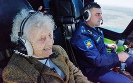 "Cụ bà thép" lái máy bay chiến đấu mô phỏng ở tuổi 99