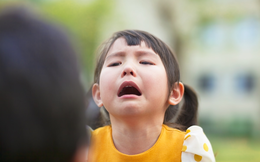 Bạo hành “lạnh”: Bức tường ngăn cách bố mẹ và con 