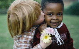 Trẻ em cũng là nạn nhân của hành động phân biệt chủng tộc