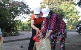 Nhiều hội viên phụ nữ huyện Cần Giờ được nhận quà trong ngày hội “Vì môi trường xanh”