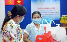 Tặng quà nữ công nhân khó khăn bị ảnh hưởng bởi Covid-19 ở KCX Tân Thuận