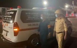 5 người khỏe mạnh thuê xe cứu thương để trốn khai báo y tế