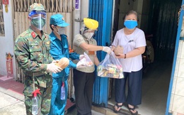 TPHCM: Bộ đội hỗ trợ phát túi an sinh, mang thực phẩm, thuốc men đến tận nhà người dân