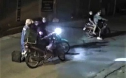 Clip nữ công nhân môi trường bị 4 kẻ cướp xe máy trong đêm