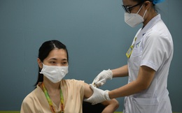 Chuyên gia hướng dẫn cách xử trí khi bị sốt sau tiêm vaccine ngừa Covid-19
