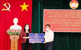 Phó Chủ tịch nước Võ Thị Ánh Xuân trao quà hỗ trợ phòng chống dịch Covid-19 ở An Giang