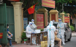 Nữ nhân viên vệ sinh một phòng giao dịch ngân hàng trên dường Nguyễn Trãi dương tính Covid-19