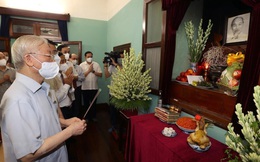 Tổng Bí thư Nguyễn Phú Trọng dâng hương tưởng niệm Bác Hồ