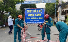 Người dân TPHCM mừng rớt nước mắt khi thấy rào, chốt phòng chống dịch Covid-19 được gỡ