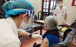 Hà Nội: Đến tận nhà tiêm vaccine cho người cao tuổi